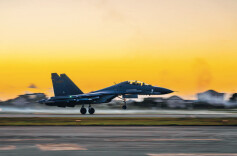 军报披露：东部战区空军执行任务时突遇外军编队，空域态势不明、数量处于劣势，我战机紧咬其中一架飞机，迫使对方离开