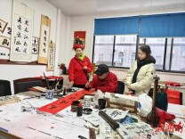 长沙融城社区：星火送福迎新春 春联暖心邻里情 