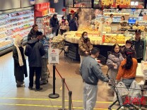 马年到 年货俏 市场旺