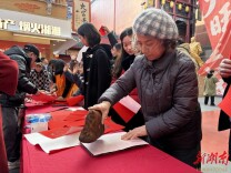 中外友人共拓年画，非遗体验温暖火宫殿