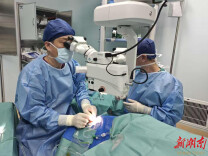 揉眼“用力过猛”险失明！老太视网膜出血，中医附二1毫米创口成功施救