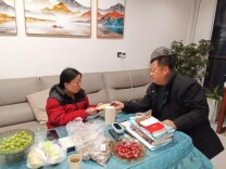 龙山县第三中学开展春节慰问困难教师活动