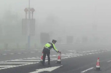 多条路段因大雾封闭管控 明起公路出行迎来小高峰