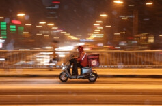 一路狂飙的“外卖电动车”出事谁担责？如何保障骑手和受害者权益？