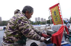 新春走基层 | 刀刃上的“新年礼”，临武七旬磨刀匠邝松强的暖心手艺