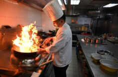 “一厨难求” 私厨上门成年夜饭新潮流