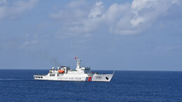 中国海警在黄岩岛开展日常执法巡逻