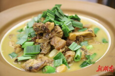 大通湖人年夜饭桌的灵魂，是这盘爆炒后又高压过的干锅腊鸡