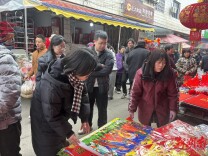 桑植县陈家河镇开展“扫黄打非”专项检查 净化集市小摊小贩经营环境