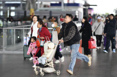 长沙南站迎来返乡客流高峰