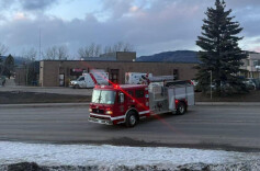 加拿大降半旗悼念校园枪击案遇难者