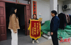 深夜火光中，大通湖区这对父子冲了上去，救下一条命