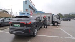 机器人“上岗”，充电桩“一张网”！春运高速“满电”回家