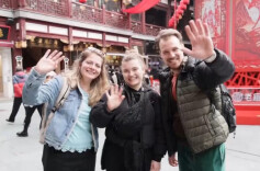 “到中国过年成热潮” 外国人沉浸式体验中国年