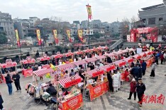 逛青创市集 寻味中国年