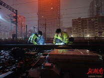 挑灯夜战保春运