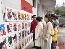 东安“剪纸伉俪”创作《万马奔腾》贺新岁