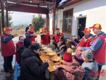 “电骡子”与剩头村老人欢度新春佳节