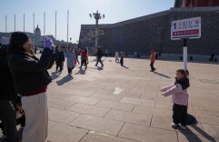 存包柜、售药机、拍照机，天安门广场新增便民设备