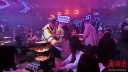 小年夜 交警喊麦话安全——湘潭岳塘交警深入辖区酒吧开展春运交通安全宣传