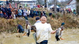 新春走基层︱老闹热了！舞龙猜谜抢鱼鸭……花垣县西连台山村千名村民同吃“团圆饭”