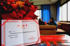 勋章文物见证忠诚 两代政委赓续使命