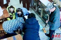 张家界武陵源：一女孩餐馆突发疾病 两食客紧急成功施救