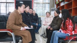 【新春走基层】 区妇联联合中国人寿公司走访慰问困难妇女儿童