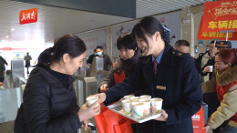 #奔赴团圆#+娄底为返乡人员提供志愿服务+娄底分社+有视频