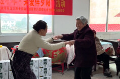 视频 | 醴陵均楚镇志愿者与30位高龄老人欢度小年