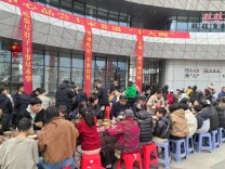 张家界游客中心摆起土家团年宴：马踏春风来，山外客入“圈”