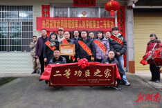 武冈市为二等功臣家庭送立功喜报