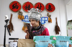 Livestreaming Facilitates Sales of Agricultural Products Ahead of Spring Festival