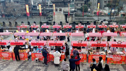 逛青创市集 寻味中国年