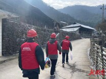 安化游子刚返乡，供电人员就上门了，很安心！