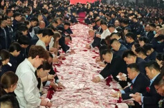 年会现场发6000万元现金! 员工数多少拿多少，有人10分钟数走9万