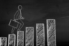 辛小湘丨别让“伪经验”“毒鸡汤” 歪曲政绩观