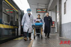 岳阳车站：紧急协调换站台，高效转运胸椎骨折旅客