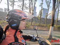 “90后”女骑手刘新云在长沙送外卖的第六个春节
