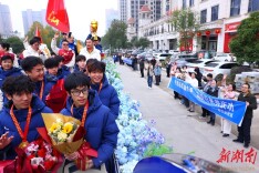 花车巡游 全城欢庆