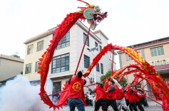 返乡村民舞龙贺新春