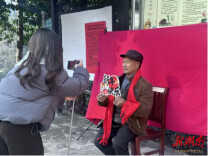 快门声里的团圆年