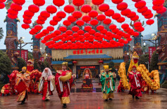 中外游客武陵源过赶年 感受多彩民俗文化