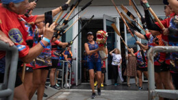阿根廷举行马年春节龙舟赛