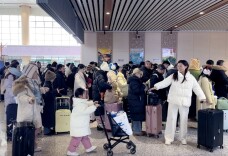 “冰雪春运”双线记：路通人畅 快慢皆暖