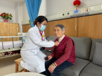 新春走基层㉔｜侗乡医养暖除夕  岗位守岁护桑榆  