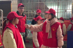 19岁志愿女孩邓心诚：春运一线红马甲 青春担当暖归途