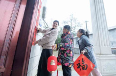 张贴春联过大年