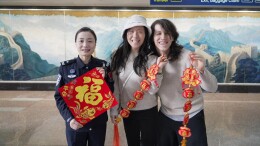 外国游客扎堆赴京“解锁”中国年！