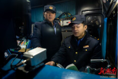 除夕坚守 | 钢轨上的“别样年味”——专调机车司机田景野和黄湘东的除夕夜